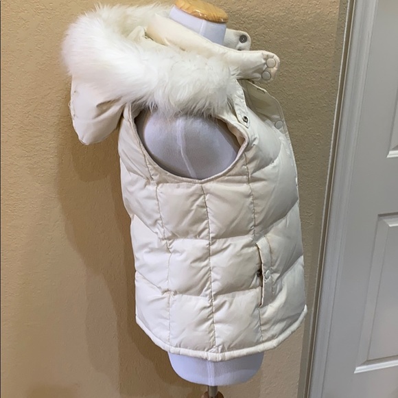 Gap puffer down filled hooded vest. - Picture 2 of 4